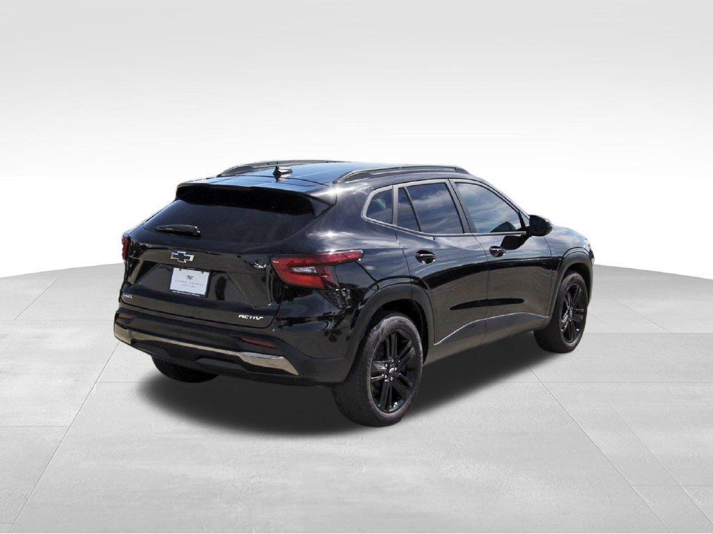 Used 2025 Chevrolet Trax ACTIV w/ Sunroof Package FWD image 4