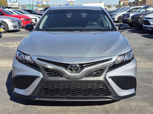 Used 2022 Toyota Camry SE image 2