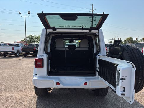 Used 2023 Jeep Wrangler Unlimited Sahara AWD/4WD image 8