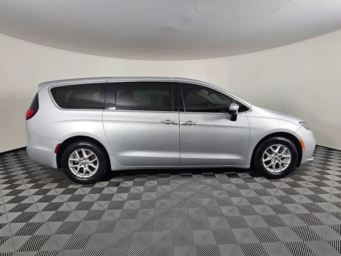 Used 2023 Chrysler Pacifica Touring-L image 2