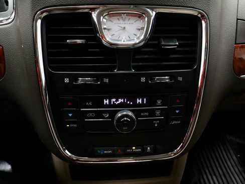 Used 2013 Chrysler Town & Country Touring-L image 29