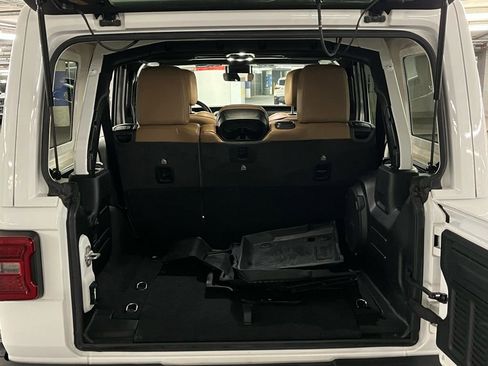 Used 2020 Jeep Wrangler Unlimited Sahara image 33