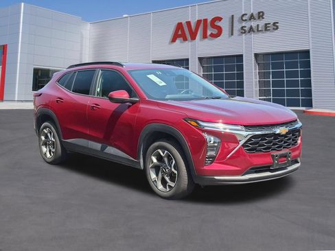 Used 2025 Chevrolet Trax LT w/ LT Convenience Package FWD image 3