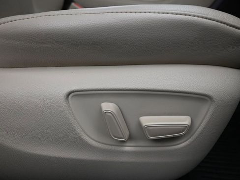 Used 2020 Toyota Highlander Limited image 12