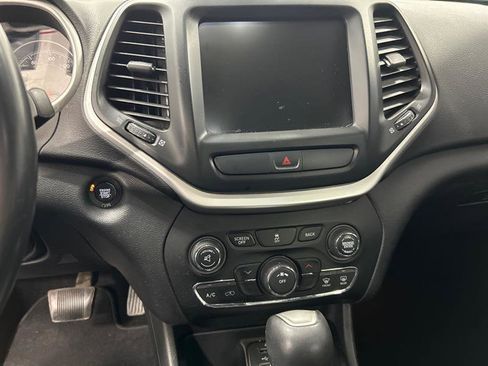 Used 2018 Jeep Cherokee Latitude Plus image 20
