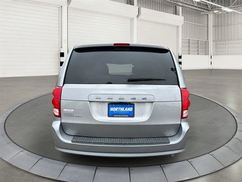 Used 2017 Dodge Grand Caravan SE FWD image 3