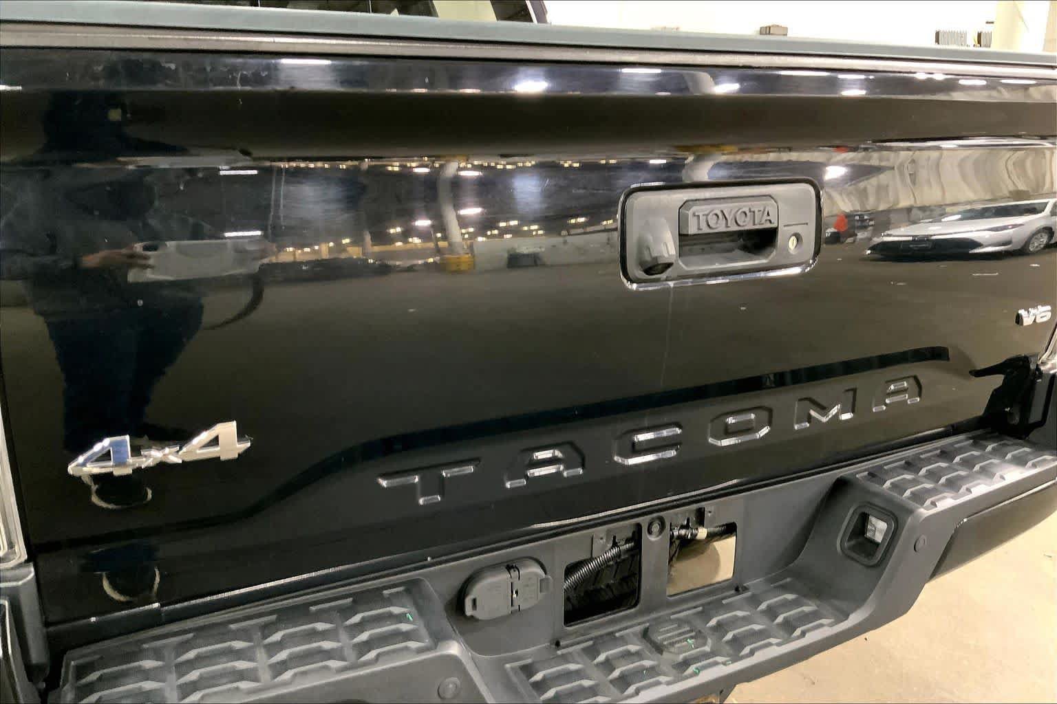Used 2018 Toyota Tacoma Limited AWD/4WD image 31