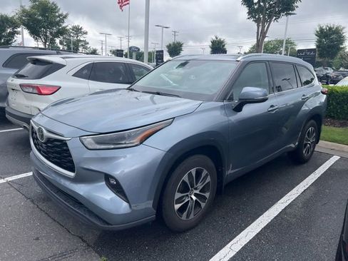 Used 2021 Toyota Highlander XLE AWD/4WD image 1