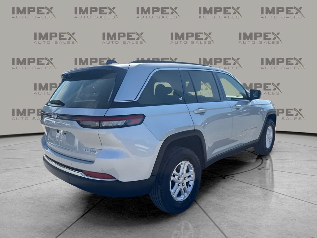 Used 2024 Jeep Grand Cherokee Laredo AWD/4WD image 5