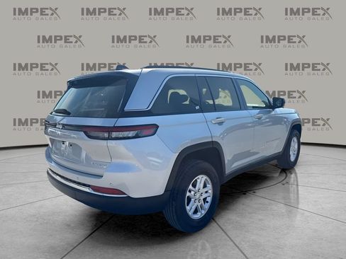 Used 2024 Jeep Grand Cherokee Laredo AWD/4WD image 5
