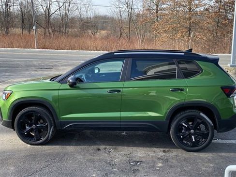 New 2026 Volkswagen Taos SE image 8