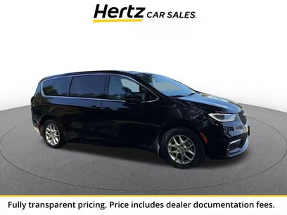 Used 2025 Chrysler Pacifica Select