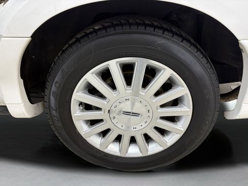 Used 2003 Lincoln Town Car Signature image 7