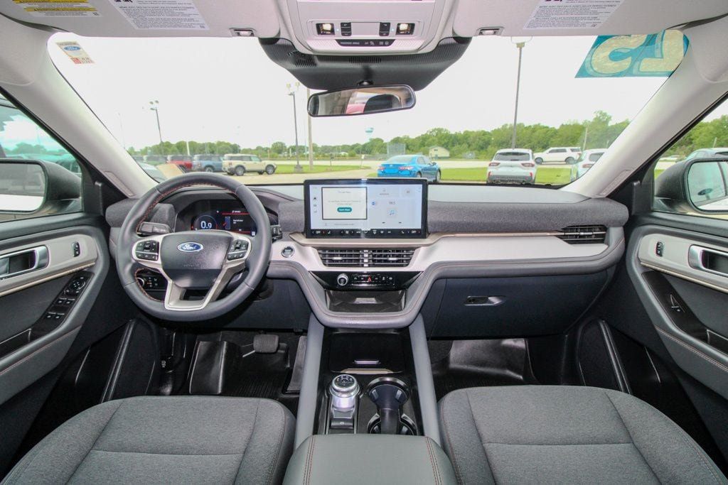 Used 2025 Ford Explorer Active AWD/4WD image 12