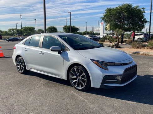 Used 2022 Toyota Corolla SE image 2