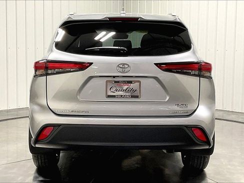 Used 2023 Toyota Highlander XLE AWD/4WD image 4
