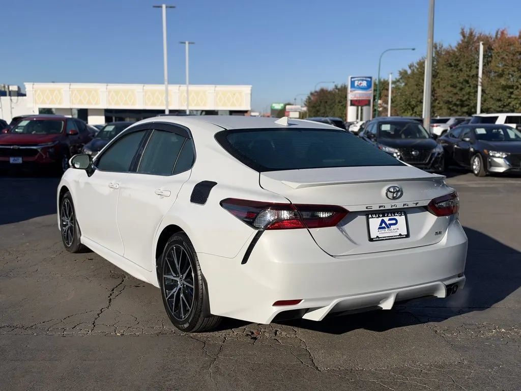 Used 2022 Toyota Camry SE FWD image 4
