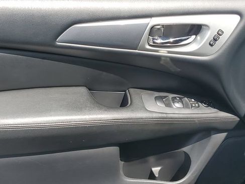 Used 2018 Nissan Pathfinder S AWD/4WD image 16
