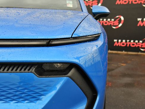 Used 2025 Chevrolet Equinox EV LT w/ Convenience Package image 11