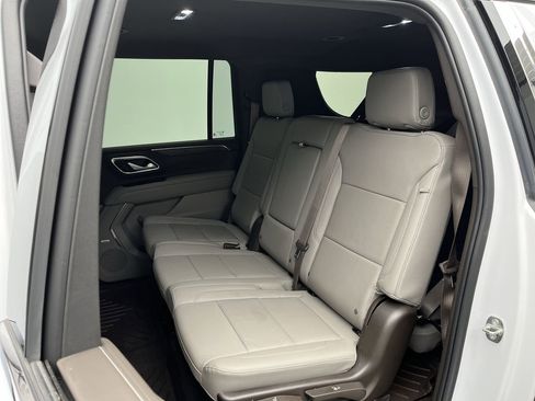Used 2023 Chevrolet Suburban LT w/ Luxury Package image 11