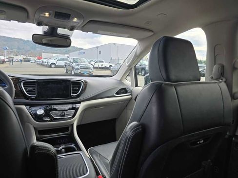 Used 2023 Chrysler Pacifica Limited image 14