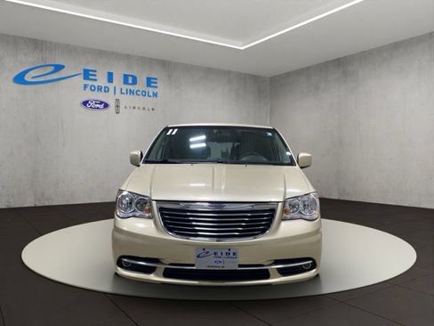 Used 2011 Chrysler Town & Country Touring w/ Entertainment Group #1 FWD image 6