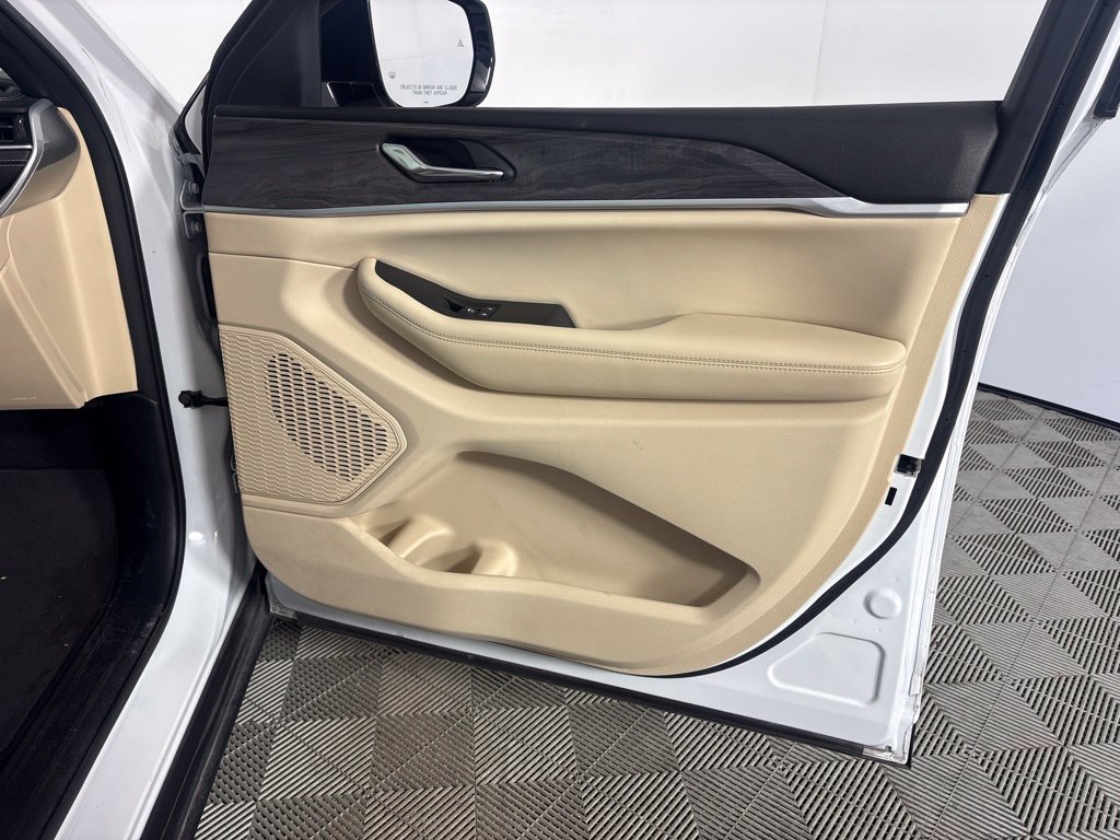 Used 2024 Jeep Grand Cherokee Limited RWD image 23
