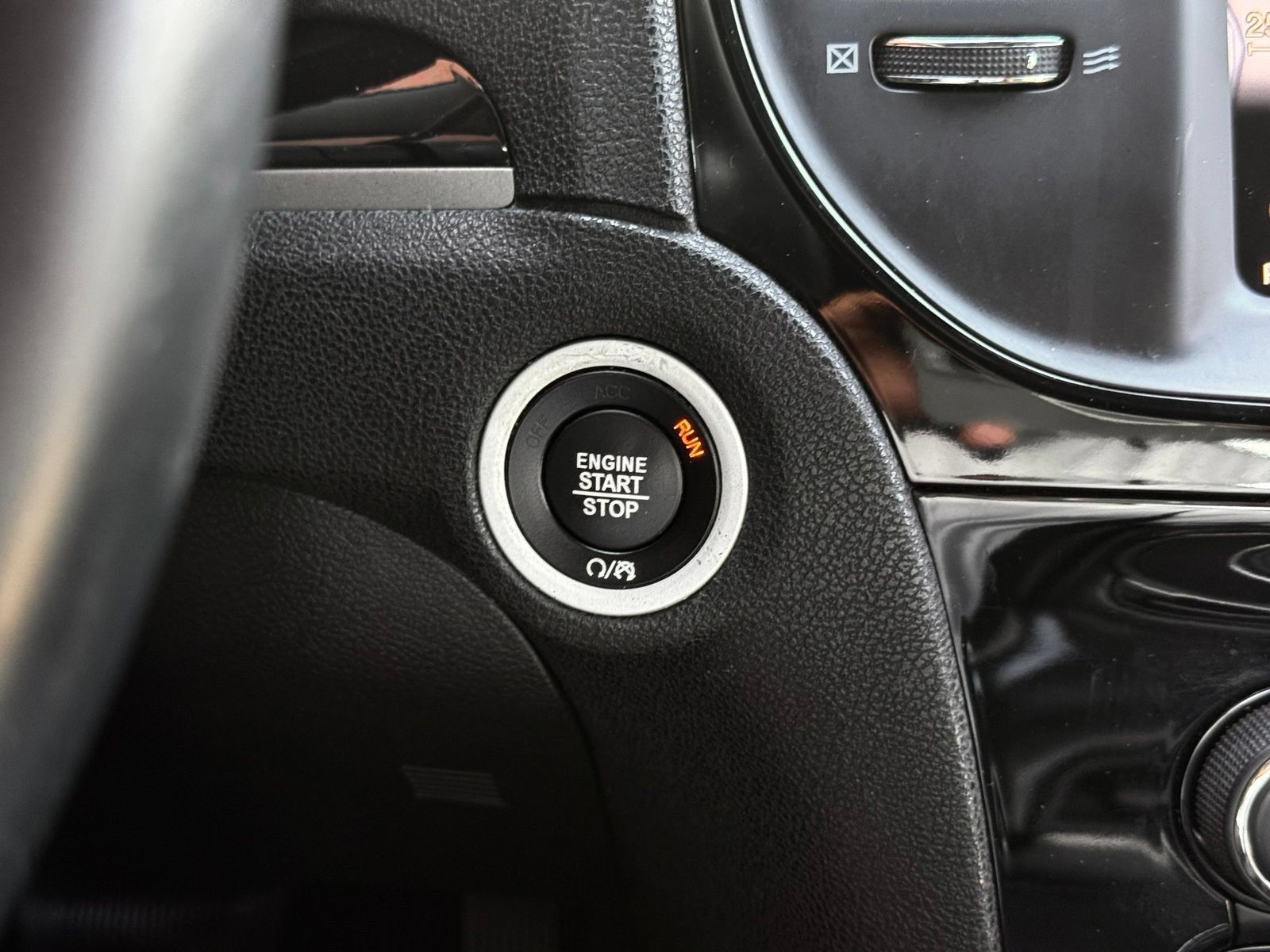 Used 2016 Chrysler 300 S RWD image 31