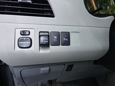 Used 2012 Toyota Sienna XLE w/ Premium Pkg FWD image 28