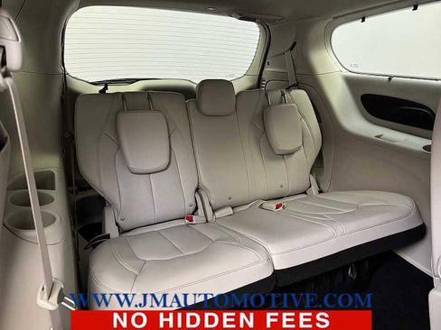 Used 2021 Chrysler Pacifica Touring-L image 19