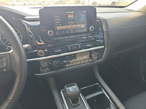 Used 2022 Nissan Pathfinder SV AWD/4WD image 19