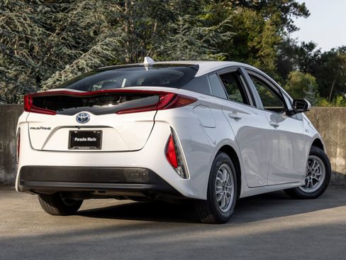 Used 2021 Toyota Prius Prime LE FWD image 11
