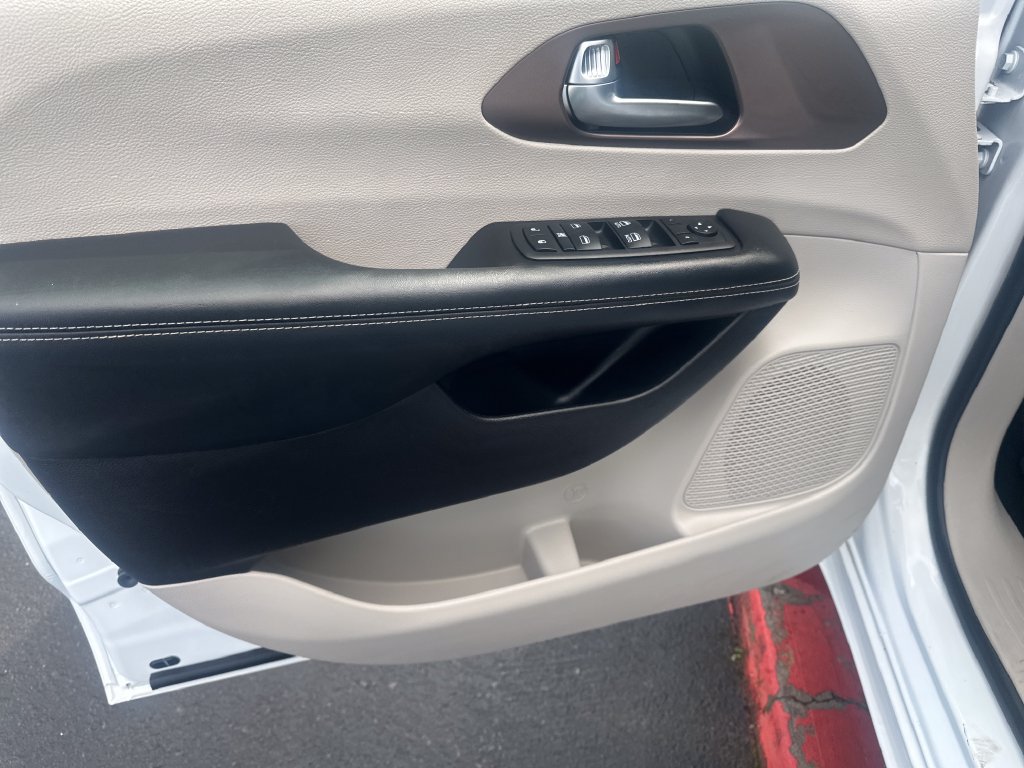 Used 2023 Chrysler Voyager LX FWD image 10