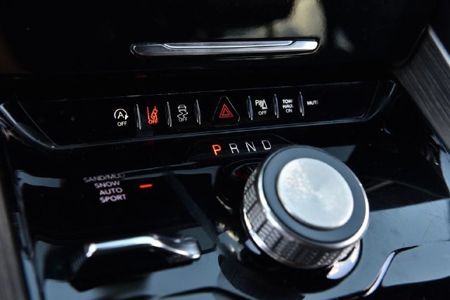 Used 2023 Jeep Wagoneer L Series II AWD/4WD image 19