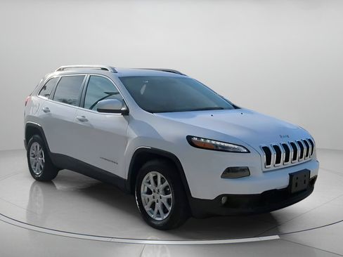 Used 2018 Jeep Cherokee Latitude w/ Safety Group FWD image 2