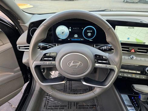 Used 2025 Hyundai Elantra SEL image 31