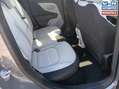 Used 2022 Jeep Renegade Latitude w/ Convenience Group AWD/4WD image 28