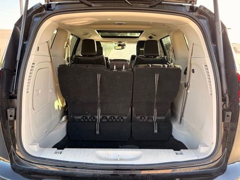 Used 2023 Chrysler Pacifica Limited w/ Uconnect Theater Family Group FWD image 14