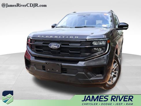 Used 2025 Ford Expedition Active AWD/4WD image 2