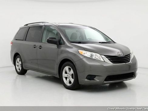 Used 2014 Toyota Sienna LE FWD image 3