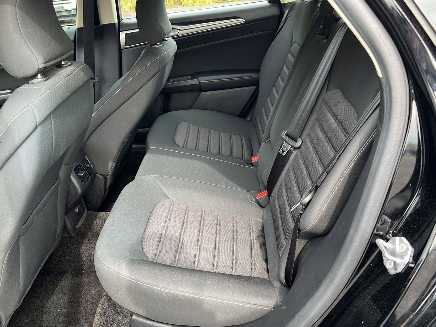 Used 2018 Ford Fusion SE w/ Fusion SE Technology Package FWD image 20