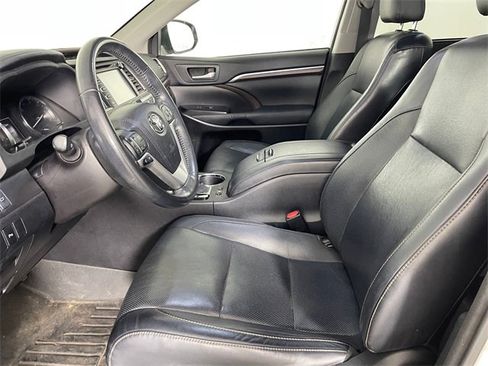 Used 2015 Toyota Highlander Limited image 2