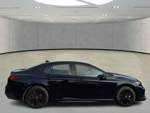 Used 2025 Toyota Camry SE w/ Convenience Package image 5