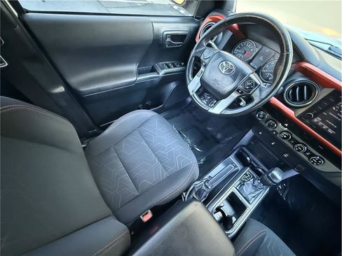 Used 2017 Toyota Tacoma TRD Off-Road w/ Tow Package (A/T) image 10