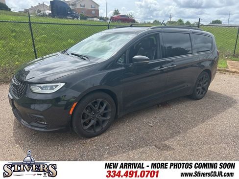 Used 2023 Chrysler Pacifica Limited w/ Uconnect Theater Family Group FWD image 4