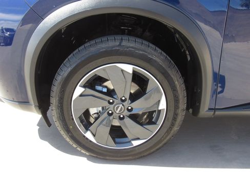 Used 2025 Nissan Rogue SV image 4