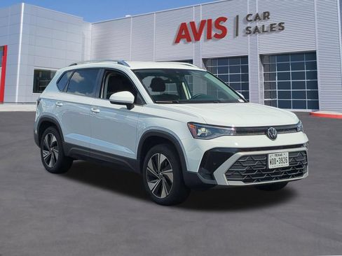 Used 2025 Volkswagen Taos SE AWD/4WD image 3