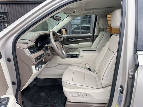 Used 2021 GMC Yukon XL Denali w/ Advanced Technology Package AWD/4WD image 14