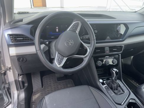 Used 2023 Volkswagen Taos SE w/ Panoramic Sunroof Package image 3