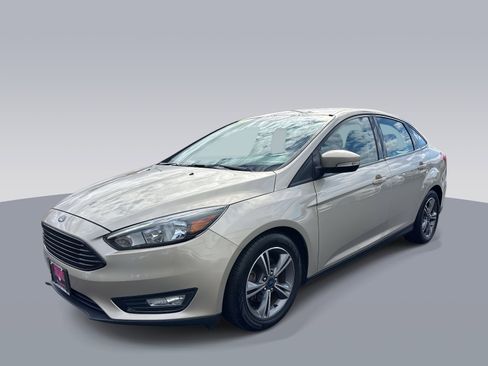 Used 2018 Ford Focus SE w/ SE Appearance Package image 4